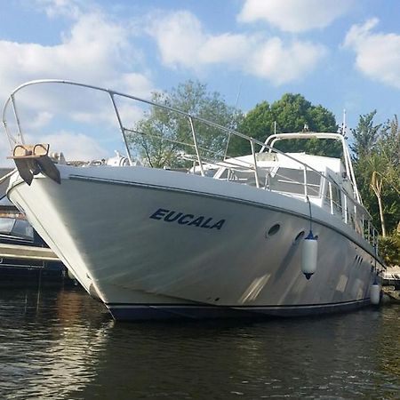 Eucala Motor Yacht Hotel Ийст Молзи Екстериор снимка