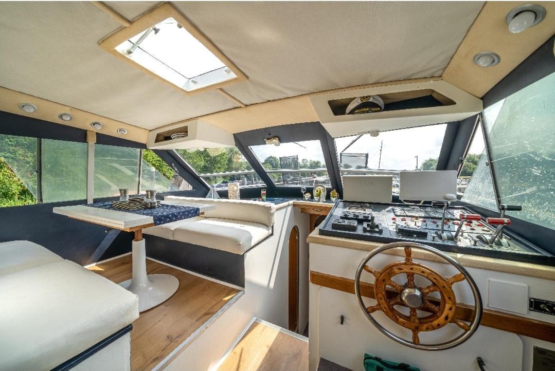 Eucala Motor Yacht Hotel Ийст Молзи Екстериор снимка
